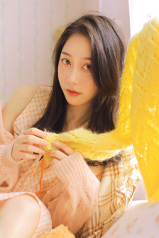 稚嫩的小奶头被咬得又红又肿